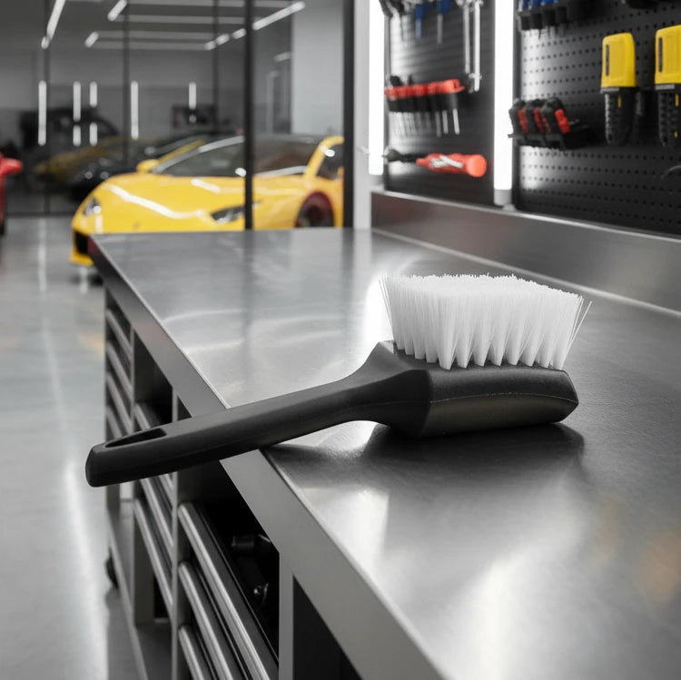 BROSSE DE NETTOYAGE PNEUS / MOQUETTES– Spéciale jantes et intérieur MasCar